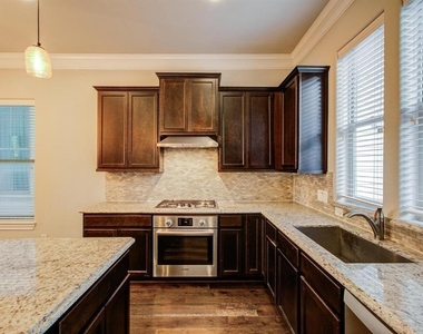 610 Delano Street - Photo Thumbnail 6