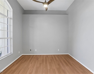 18025 Greenwood Drive - Photo Thumbnail 12