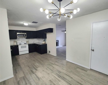 10047 Emerald Creek Drive - Photo Thumbnail 7