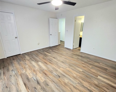10047 Emerald Creek Drive - Photo Thumbnail 17