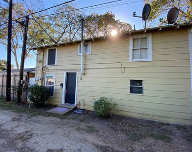 208 1/2 Avenue A - Photo Thumbnail 28