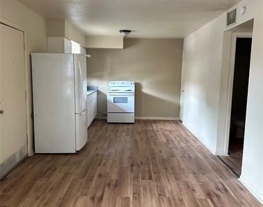 201 Sands Street - Photo Thumbnail 4