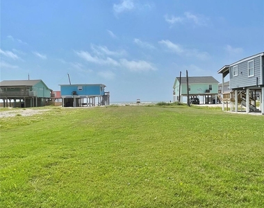1111 Surf Drive - Photo Thumbnail 2