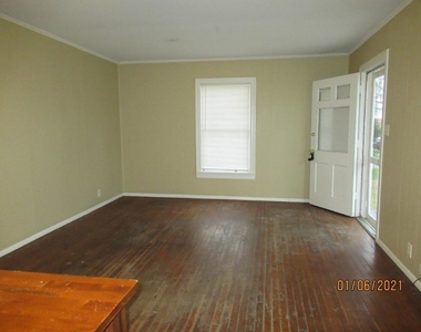 318 Circle Way Street - Photo Thumbnail 2