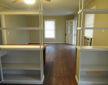 318 Circle Way Street - Photo Thumbnail 7