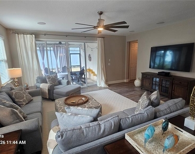 21 Los Lagos Boulevard - Photo Thumbnail 16