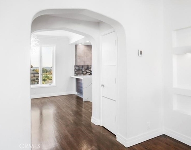 1424 N Crescent Heights Boulevard - Photo Thumbnail 9