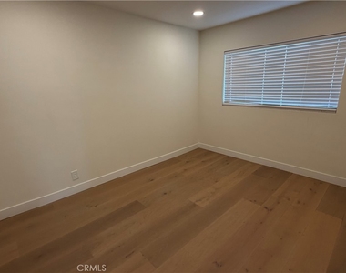 19216 Calvert Street - Photo Thumbnail 22