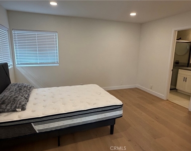 19216 Calvert Street - Photo Thumbnail 13