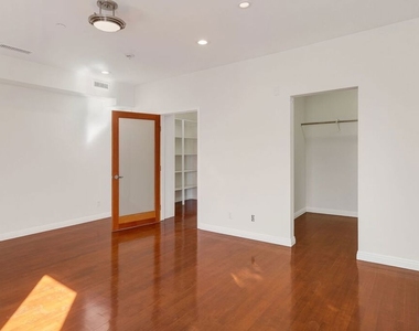 1411 Cloverfield Boulevard - Photo Thumbnail 11