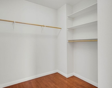 1411 Cloverfield Boulevard - Photo Thumbnail 13