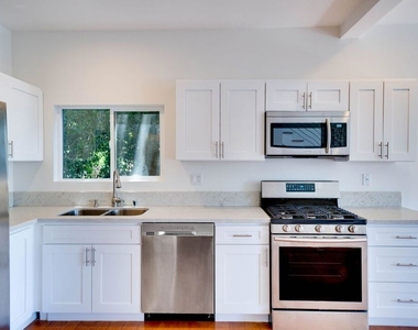 1411 Cloverfield Boulevard - Photo Thumbnail 3