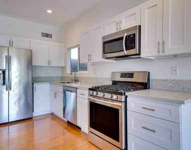 1411 Cloverfield Boulevard - Photo Thumbnail 2