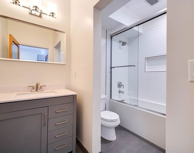 1411 Cloverfield Boulevard - Photo Thumbnail 8
