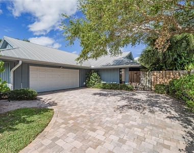 1330 Shorewinds Lane - Photo Thumbnail 6