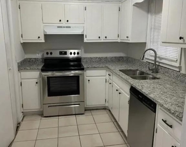 1443 Forest Villa Drive Nw - Photo Thumbnail 3