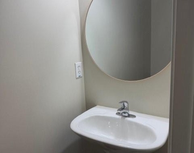 102 Lexington Parke Drive - Photo Thumbnail 3