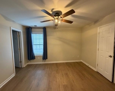 102 Lexington Parke Drive - Photo Thumbnail 15