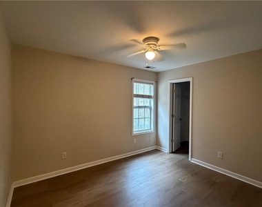 102 Lexington Parke Drive - Photo Thumbnail 13