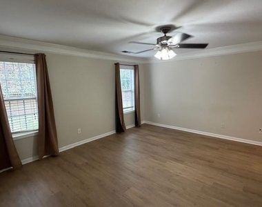 102 Lexington Parke Drive - Photo Thumbnail 5