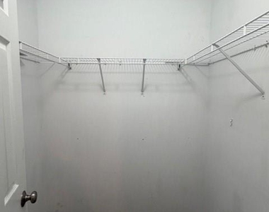 102 Lexington Parke Drive - Photo Thumbnail 14