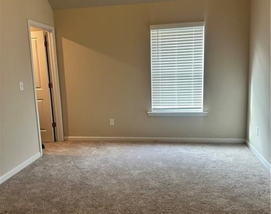 7226 Gladstone Circle - Photo Thumbnail 6