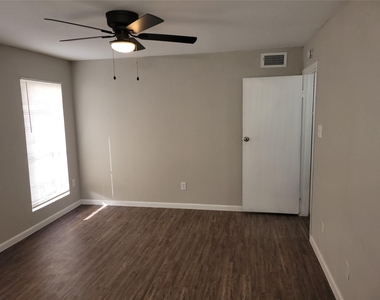 7200 W T C Jester Boulevard - Photo Thumbnail 13