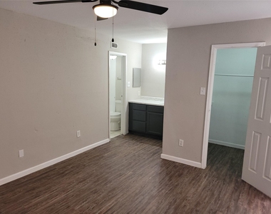 7200 W T C Jester Boulevard - Photo Thumbnail 11