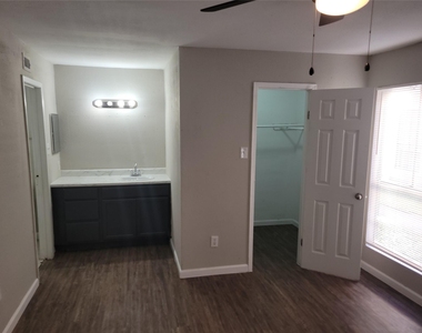 7200 W T C Jester Boulevard - Photo Thumbnail 12