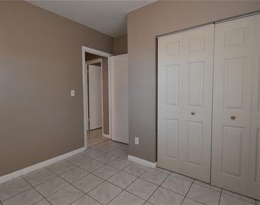421 Briarwood Lane - Photo Thumbnail 15