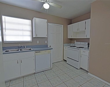 421 Briarwood Lane - Photo Thumbnail 7