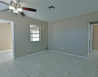 421 Briarwood Lane - Photo Thumbnail 5