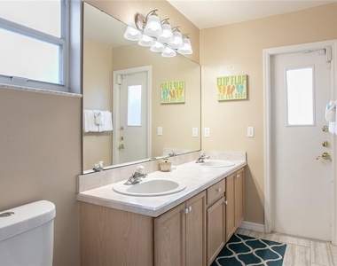 7802 Laurel Oak Lane - Photo Thumbnail 3