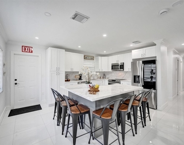 6740 Custer - Photo Thumbnail 2
