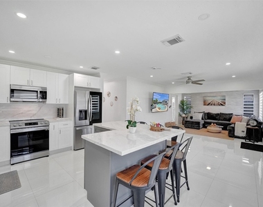 6740 Custer - Photo Thumbnail 3