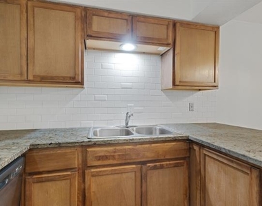 308 College Street - Photo Thumbnail 8