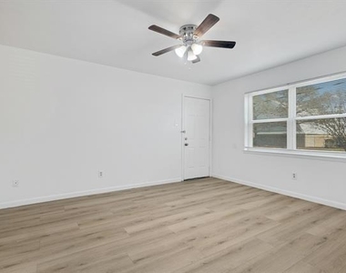 308 College Street - Photo Thumbnail 4