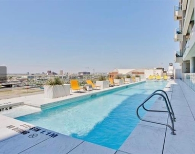 2408 Victory Park Lane - Photo Thumbnail 8