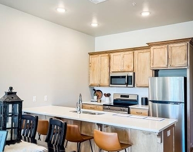 222 Mccullough Street - Photo Thumbnail 3