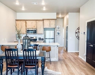 222 Mccullough Street - Photo Thumbnail 4