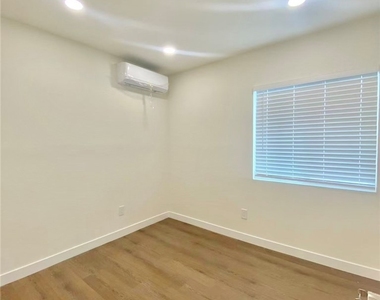 920 W Olive Avenue - Photo Thumbnail 7