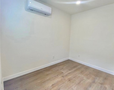 920 W Olive Avenue - Photo Thumbnail 6