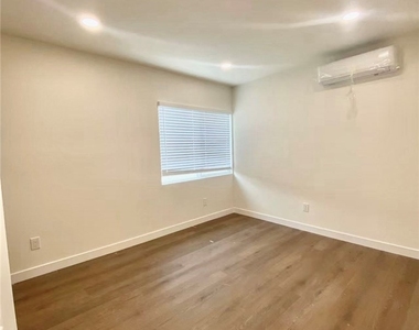920 W Olive Avenue - Photo Thumbnail 4