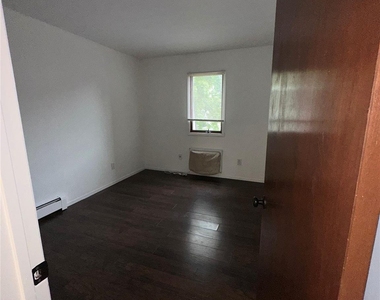 83 Manorhaven Boulevard - Photo Thumbnail 4