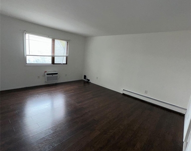 83 Manorhaven Boulevard - Photo Thumbnail 5