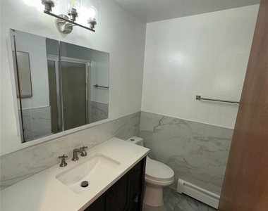 83 Manorhaven Boulevard - Photo Thumbnail 3