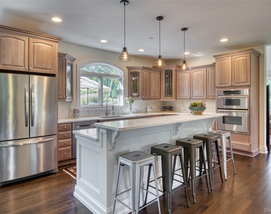 2055 Grandview Drive - Photo Thumbnail 4