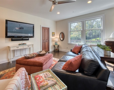 2055 Grandview Drive - Photo Thumbnail 7