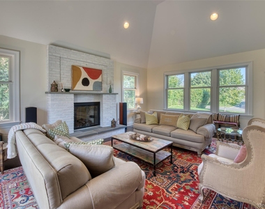 2055 Grandview Drive - Photo Thumbnail 3