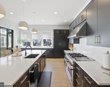 9725 Lantana Way - Photo Thumbnail 4